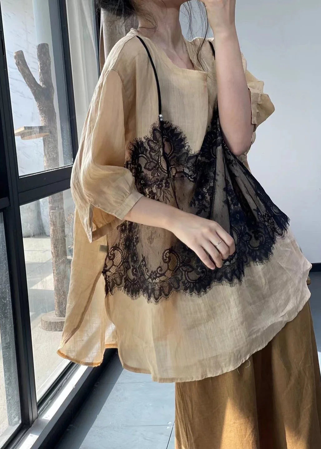 Dame T Shirt med Patchwork og Sideåbning i Afslappet Stil 1