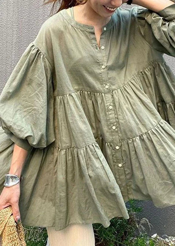Damebluse med O-hals og flæsedetaljer 1