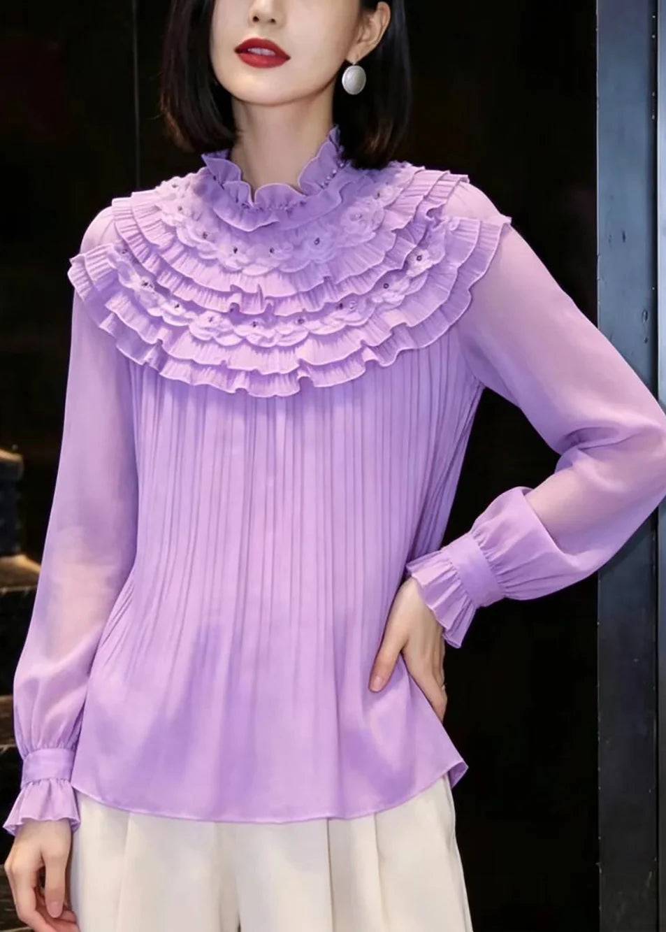 Kvinders Chiffonbluse med Mock Neck og Lagdelte Flæser 2