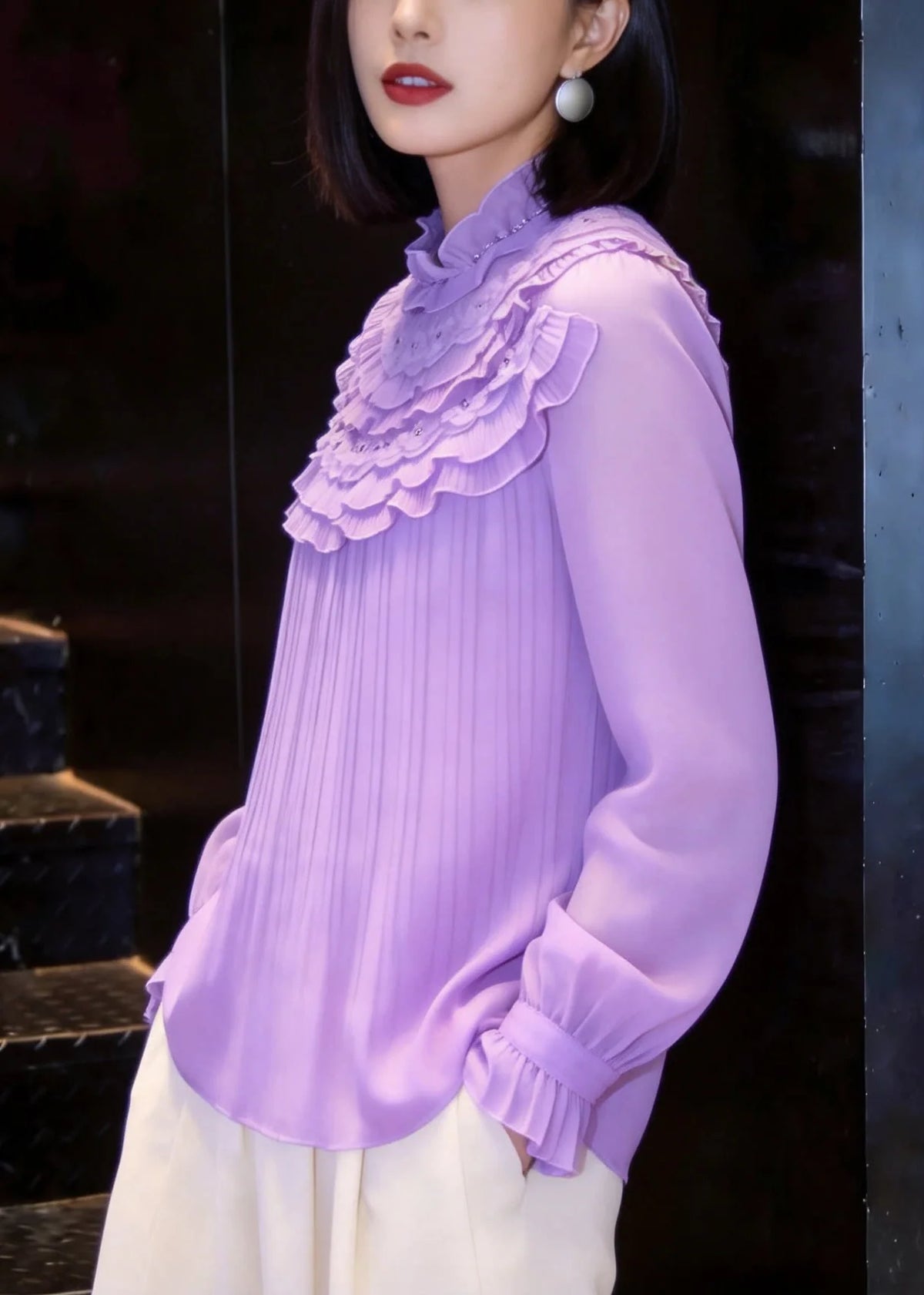 Kvinders Chiffonbluse med Mock Neck og Lagdelte Flæser 4