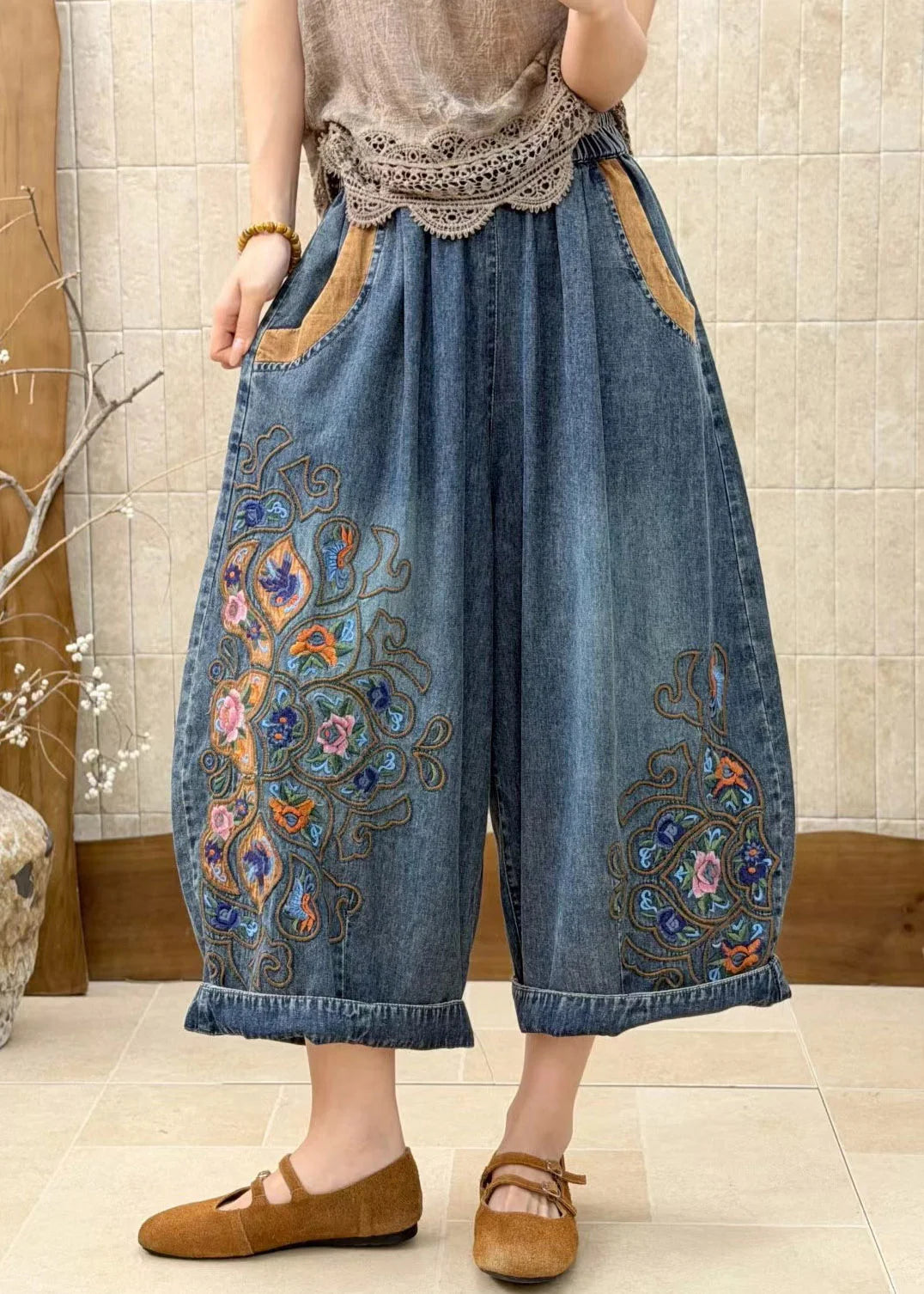 Kvinders Crop Jeans Med Broderede Lommer og Elastisk Talje 1