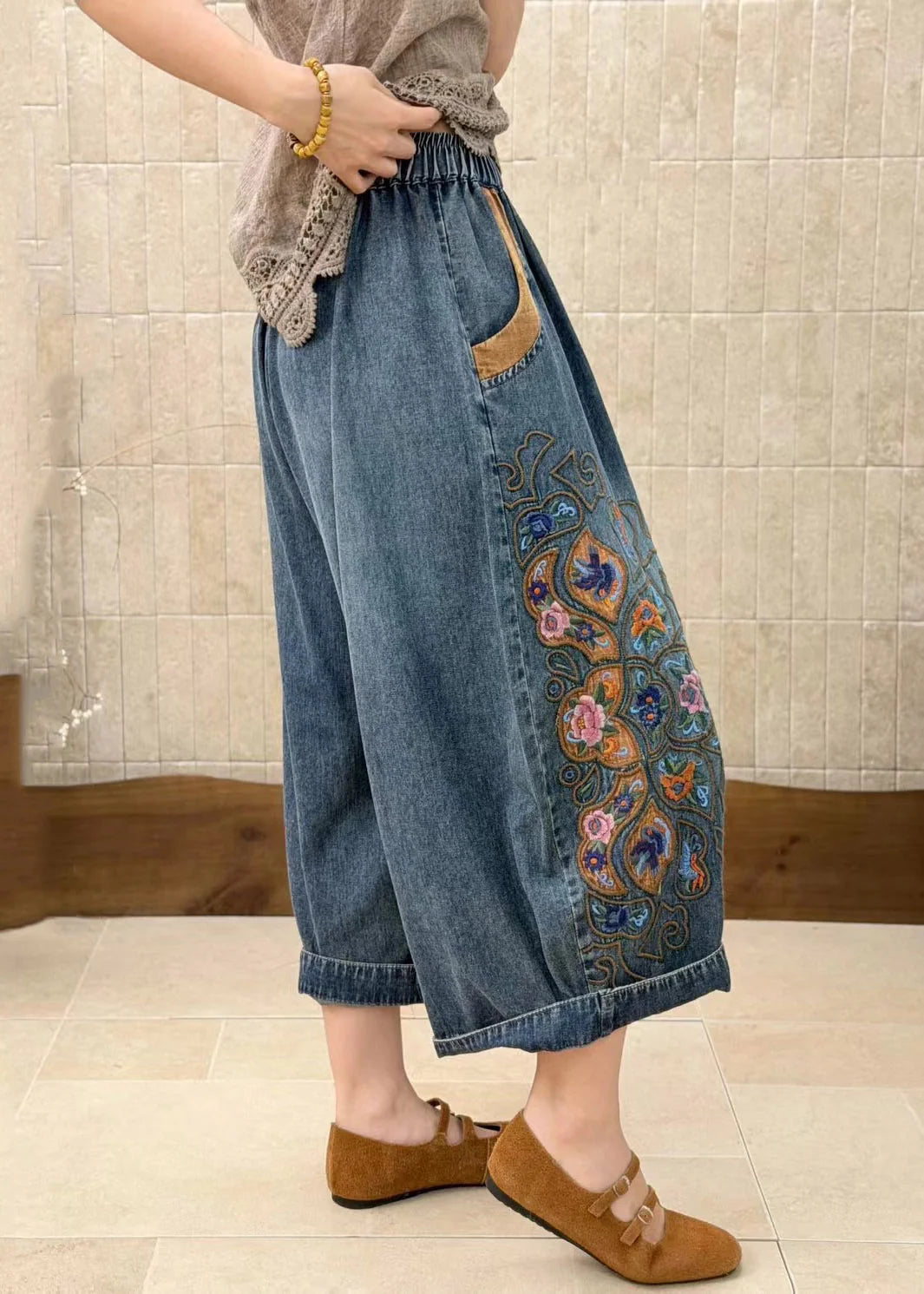 Kvinders Crop Jeans Med Broderede Lommer og Elastisk Talje 4