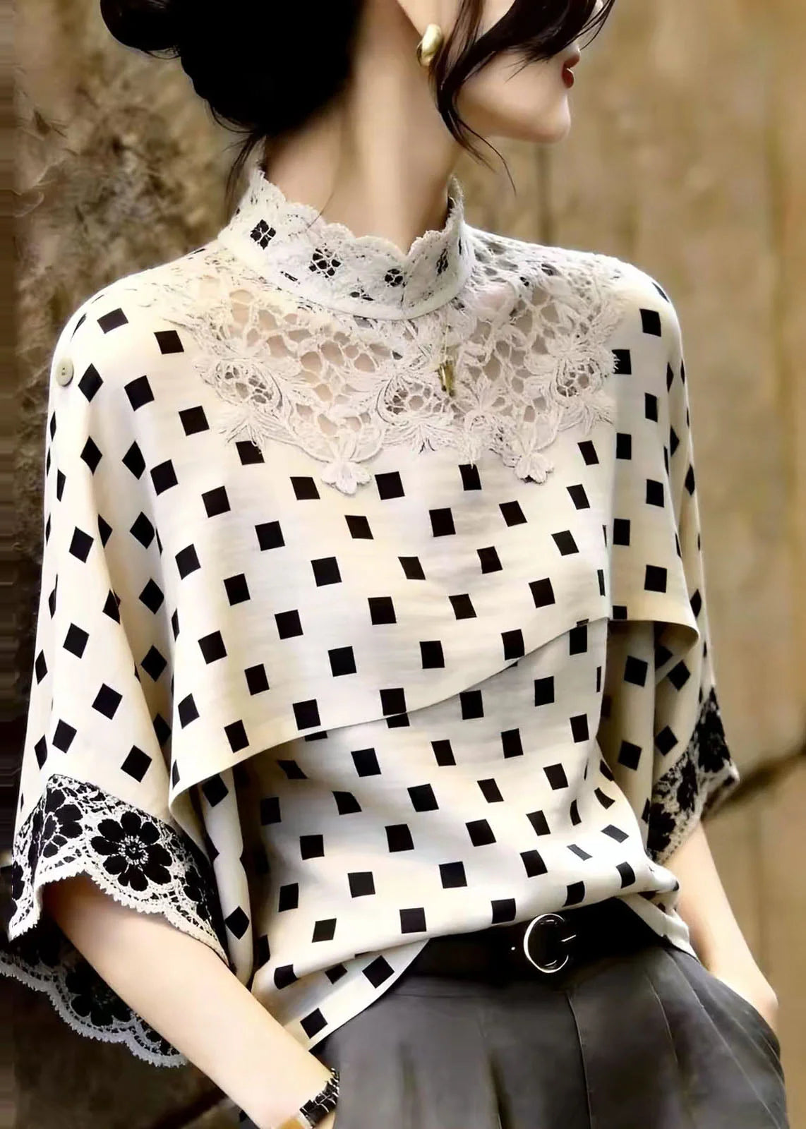 Kvinders Skjortetop med Stående Krave og Patchwork Blonde Detaljer 3