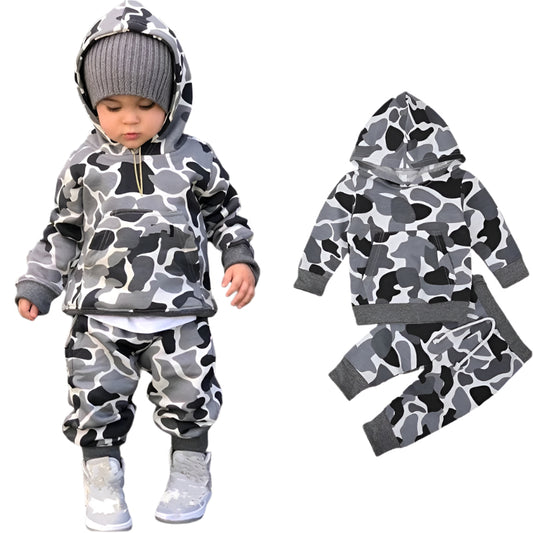 Sæt med grå camouflage hættetrøje og bukser