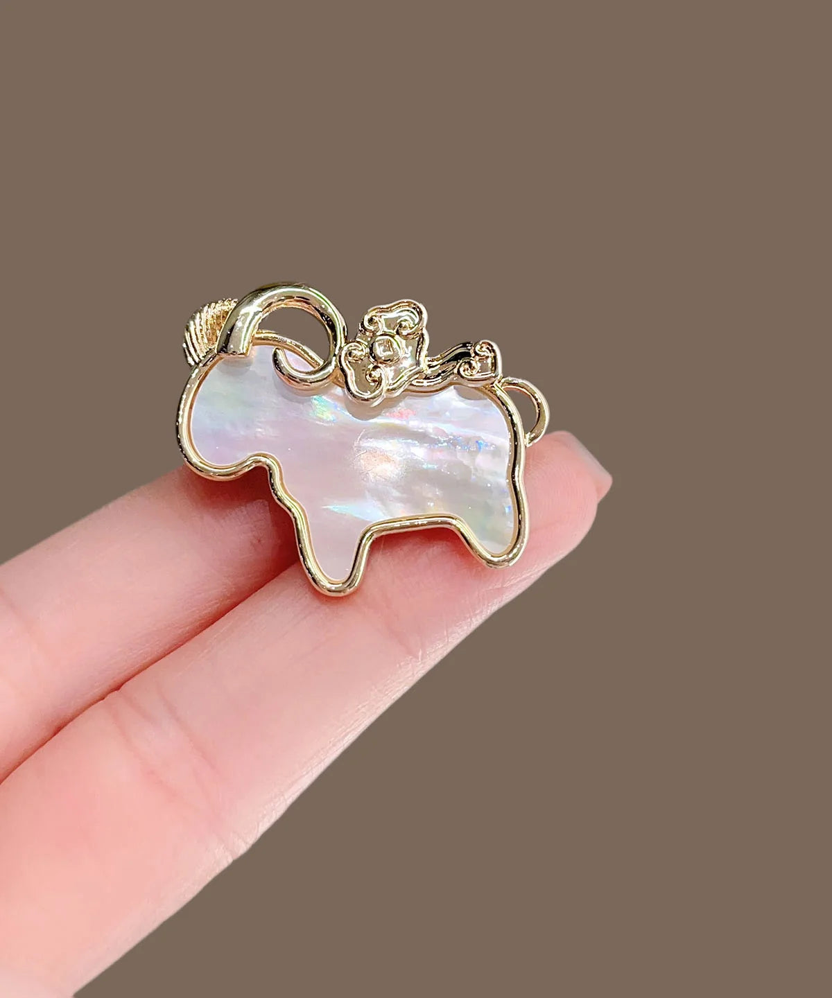 Unisex Broche Med Guld-Kobber Overflade & Gedeskalsdesign 1