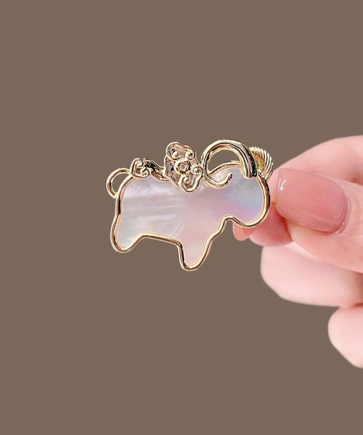 Unisex Broche Med Guld-Kobber Overflade & Gedeskalsdesign 2