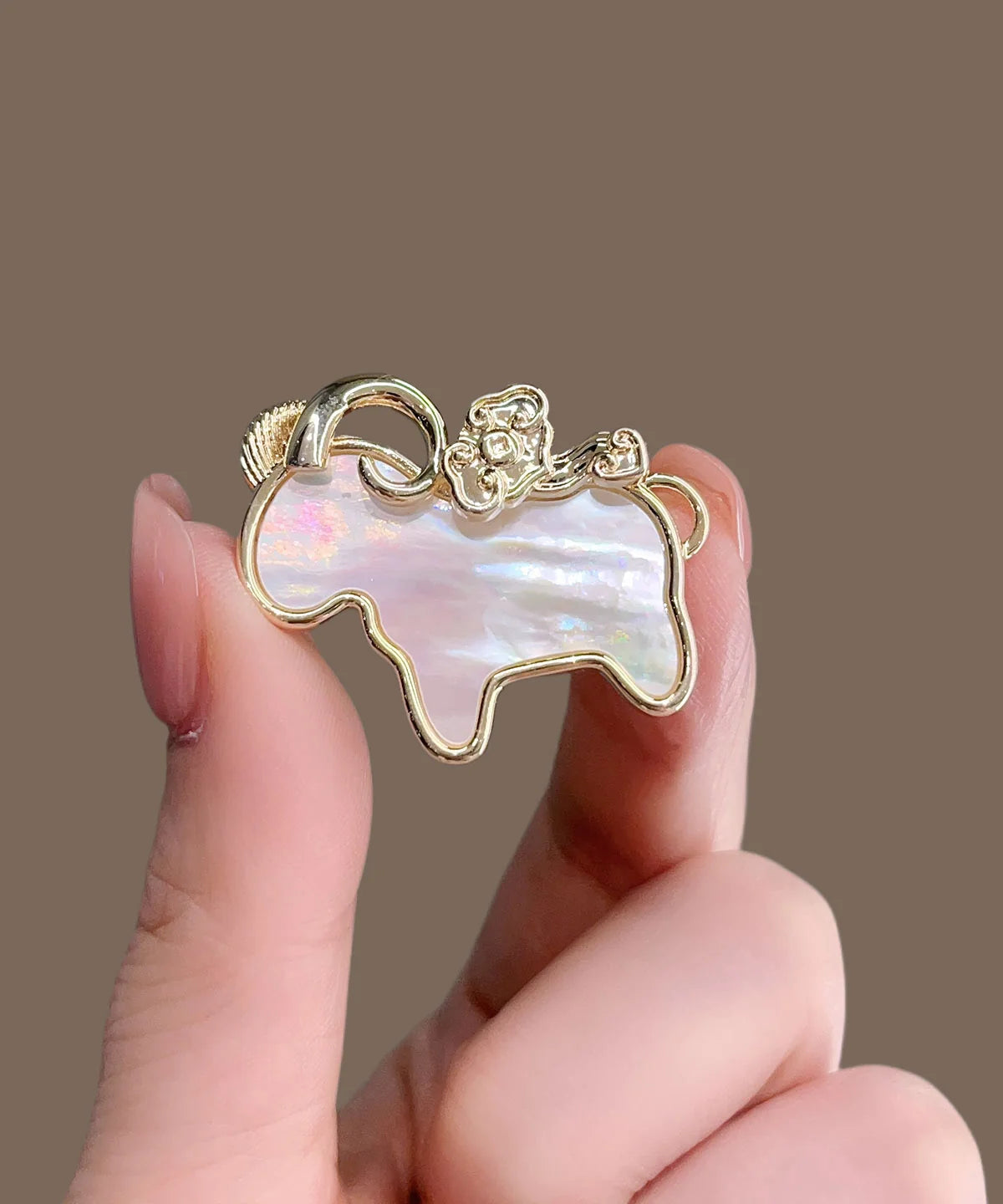 Unisex Broche Med Guld-Kobber Overflade & Gedeskalsdesign 3
