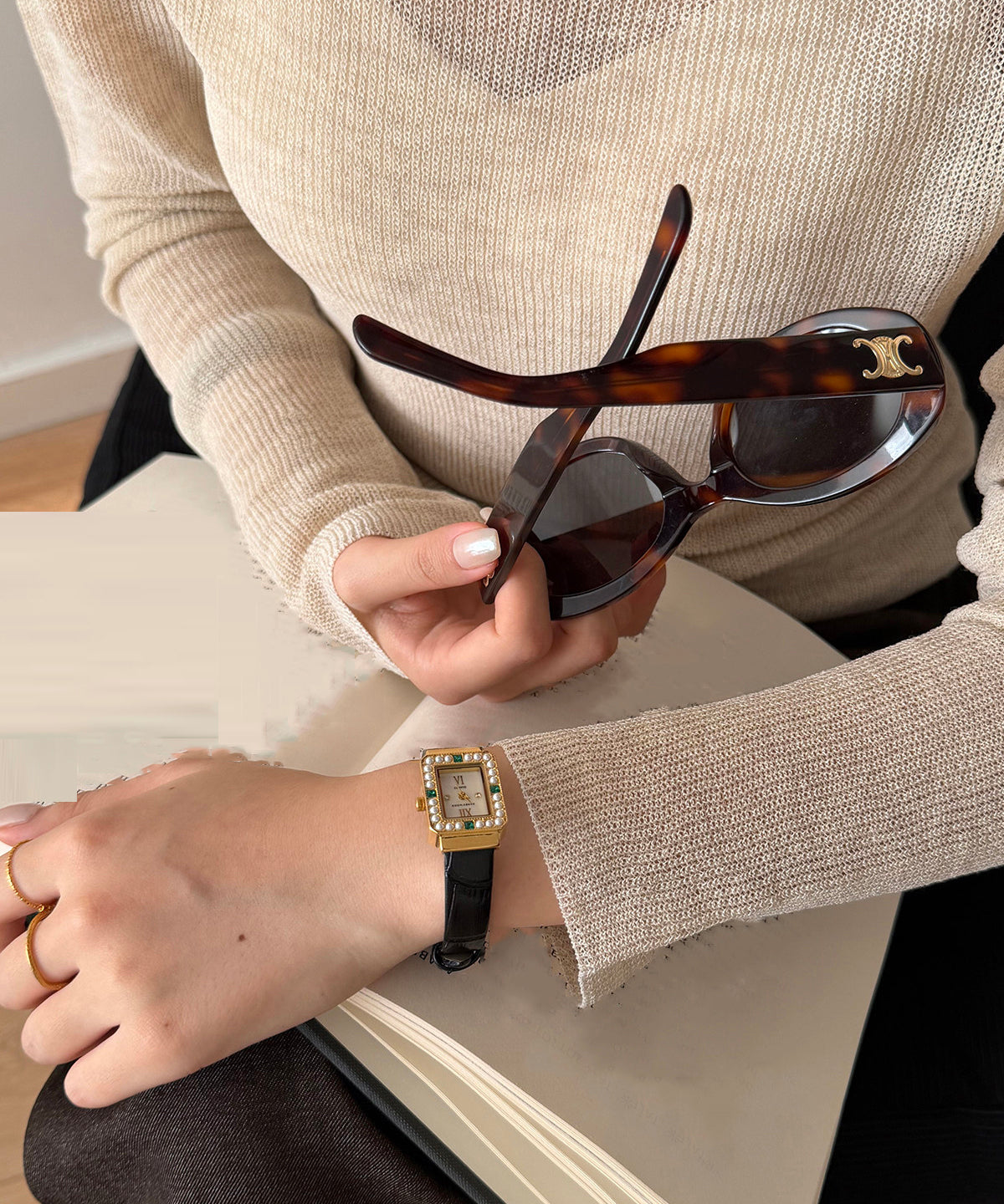 Unisex Quartz Ur med Sort Læderrem og Zircon Detaljer 1